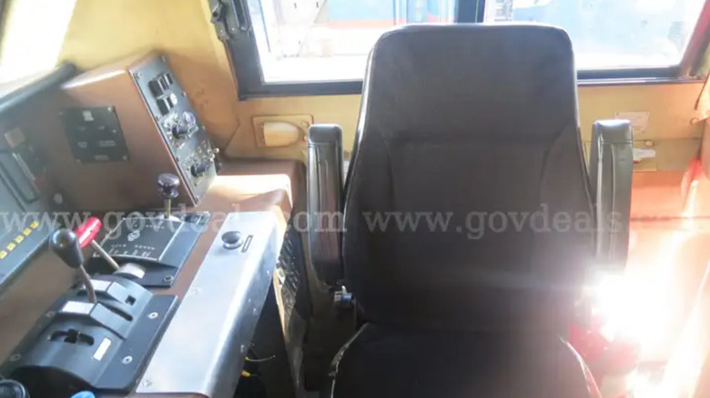 Notranjost lokomotive, s sedežem in komandami