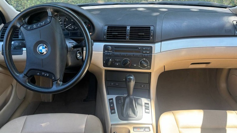 Slika armaturne plošče BMW 320i 2005
