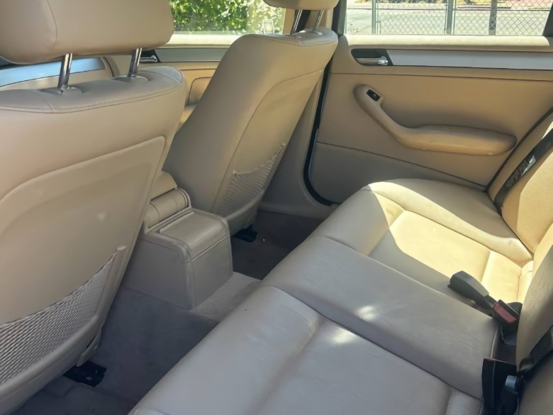 Slika zadnjega sedeža BMW 320i 2005