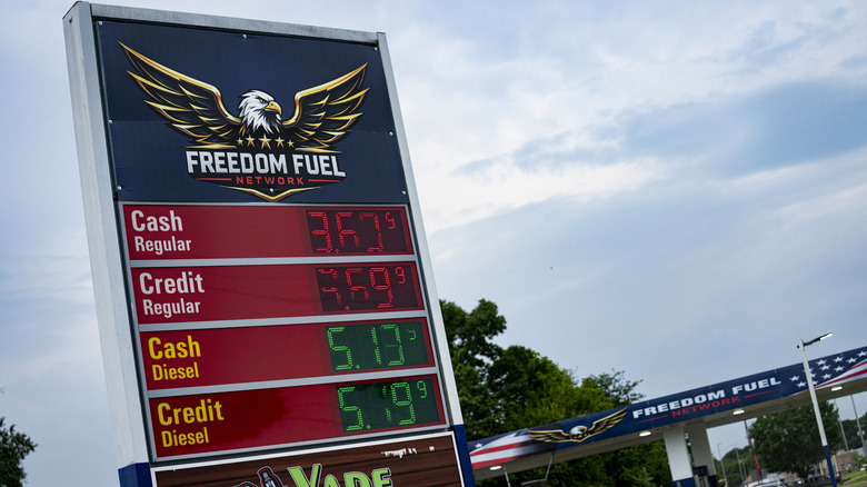 Cenovni znak za bencinsko črpalko Freedom z navadnim bencinom je 3,69 USD.