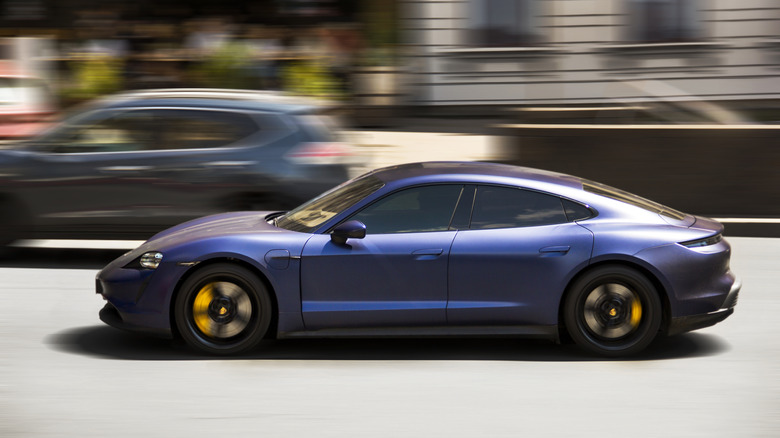 Porsche Taycan v mestu
