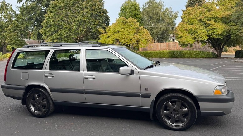 Slika predelanega naslova 2000 Volvo V70 XC na sovoznikovi strani