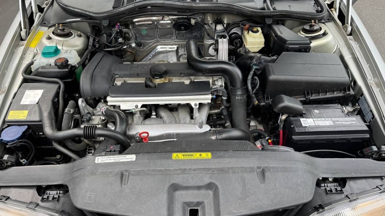 Slika motornega prostora predelanega naslova 2000 Volvo V70 XC