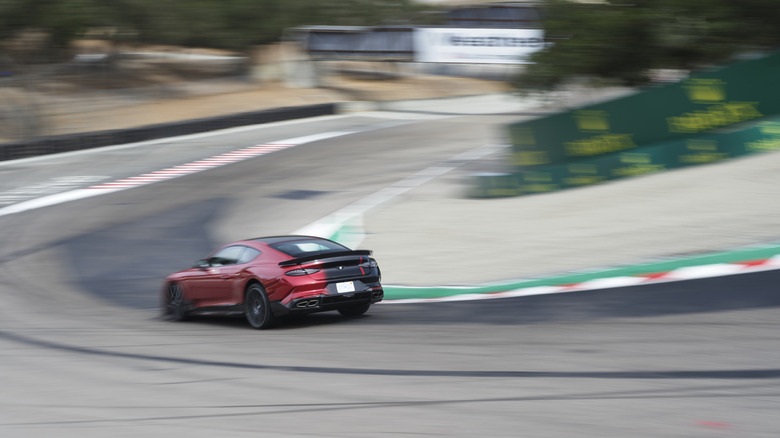 Rdeče-črni Bentley Supersports 2027 se pelje po Corkscrewu