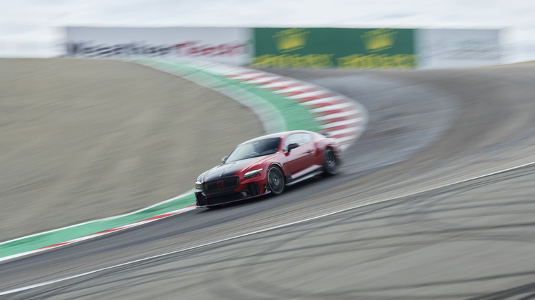 Rdeče-črni Bentley Supersports 2027 gre skozi zamašek