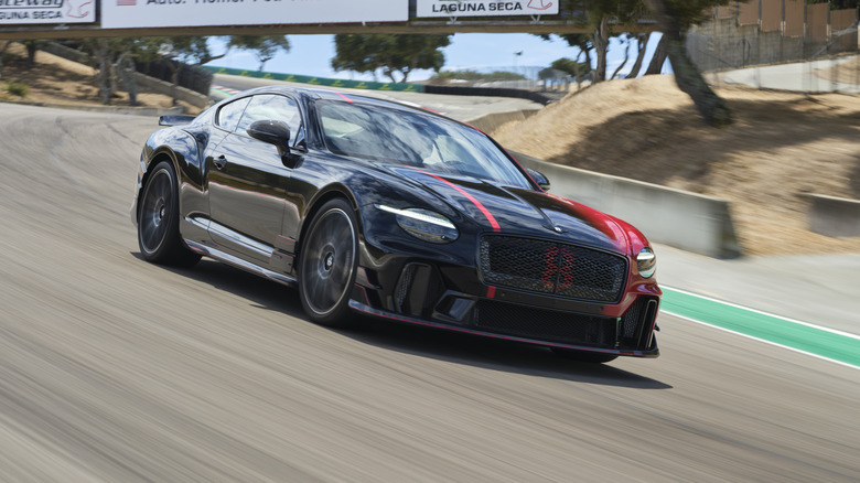 Pogled od spredaj 3/4 na rdeče-črni Bentley Supersports 2027