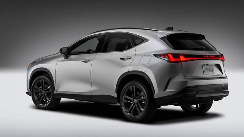 Pogled od zadaj 3/4 srebrnega Lexusa NX 2027