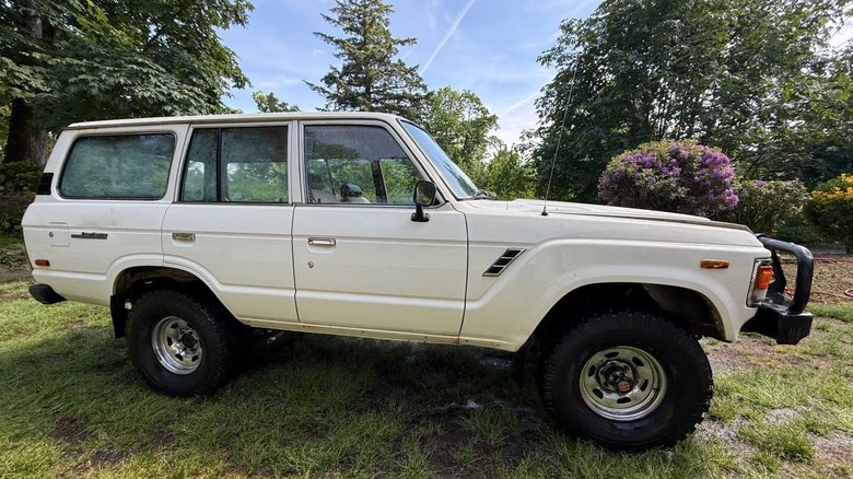Celotna slika s sovoznikove strani 1983 Toyota Land Cruiser s pogonom SBC