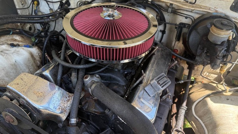 Slika motorja Toyote Land Cruiser SBC iz leta 1983 s pogonom SBC
