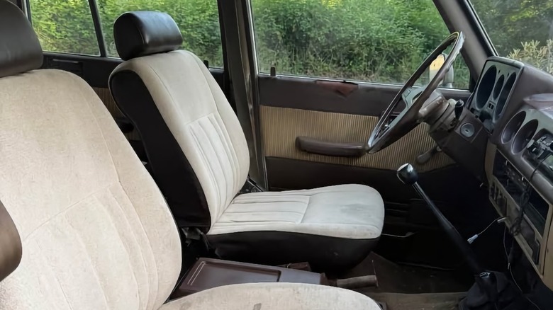 Notranjost Toyote Land Cruiser iz leta 1983 s pogonom SBC
