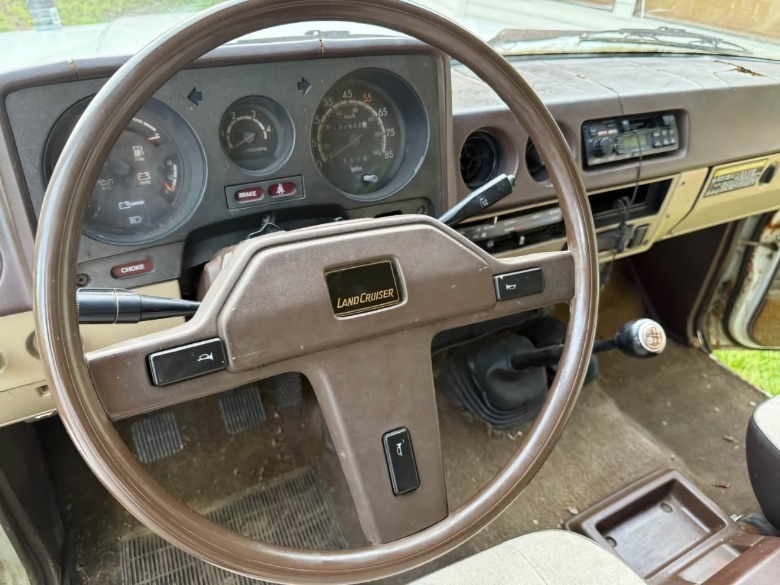 Slika armaturne plošče Toyote Land Cruiser 1983 s pogonom SBC