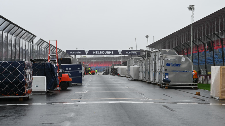 Splošni pogled, ko se delavci pripravljajo na Veliko nagrado Avstralije Qatar Airways 2026 med predogledom Formule 1 Qatar Airways Velika nagrada Avstralije 2026 na dirkališču Albert Park Grand Prix Circuit 2. marca 2026 v Melbournu v Avstraliji.