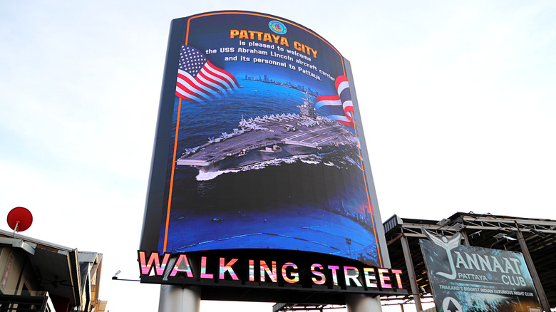 Digitalni pano na Walking Street v Pattayi na Tajskem pozdravlja posadko ladje USS Lincoln