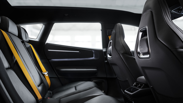 Zadnji sedež Polestar 4 SUV