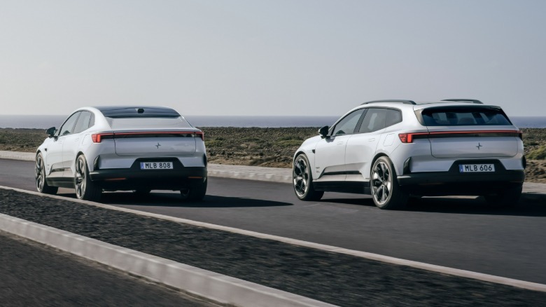 Polestar 4 Coupe, ki se pelje poleg terenca Polestar 4