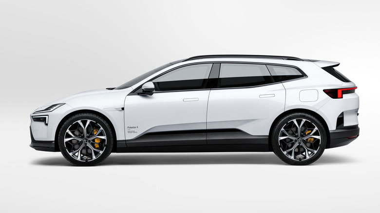Stranski pogled na bel SUV Polestar 4