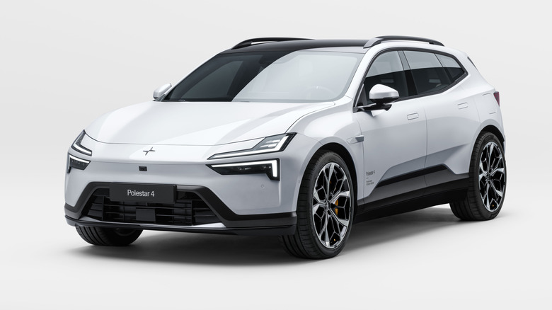 Pogled od spredaj 3/4 na bel terenec Polestar 4
