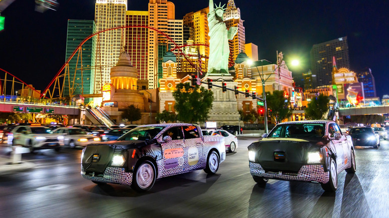 Dva kamuflirana prototipa Ford Fathom med vožnjo po Las Vegasu