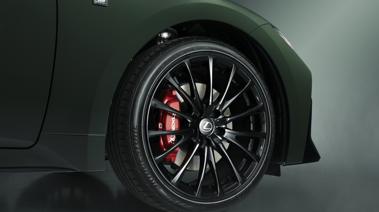 Kolo posebnega paketa videza Lexus IS 2027.