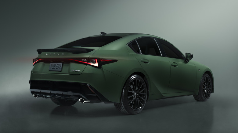 Pogled od zadaj 3/4 paketa posebnega videza 2027 Lexus IS.