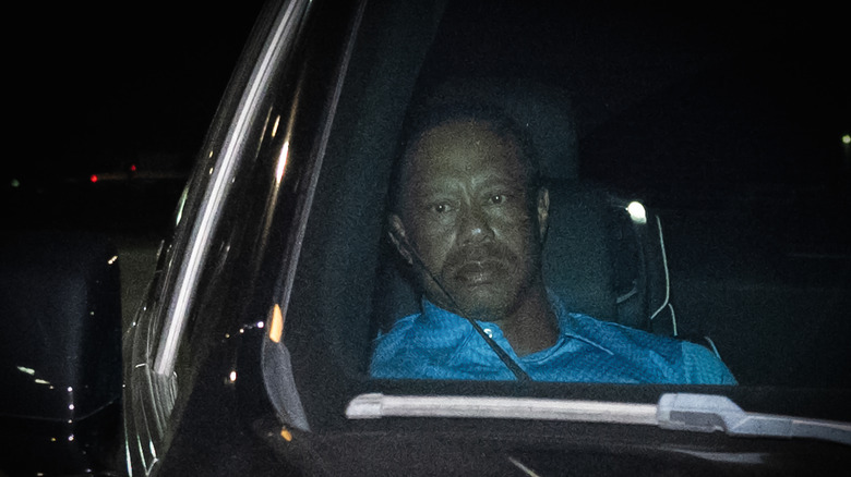 Tiger Woods na sovoznikovem sedežu SUV-ja po aretaciji marca 2026.