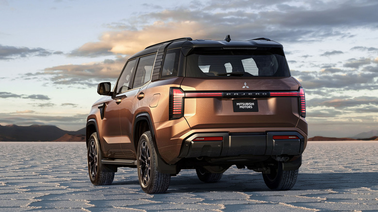 Mitsubishi Pajero pogled od zadaj 3/4