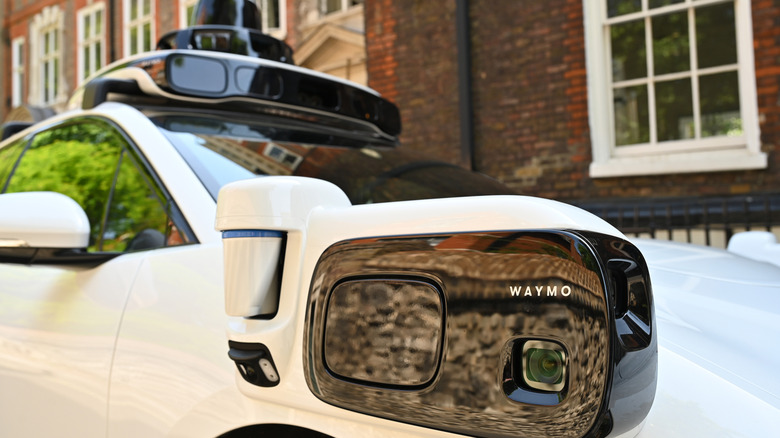 Bližnji posnetek podrobnosti kamer, radarja in senzorjev na samovozečem popolnoma električnem Jaguarju i-Pace Waymo v Westminstru 22. junija 2026 v Londonu v Angliji.