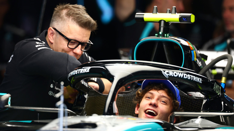 Andrea Kimi Antonelli iz Italije in ekipe Mercedes AMG Petronas F1 v njegovem kokpitu za nameščanje sedeža med predogledi pred F1 Veliko nagrado Madžarske na Hungaroringu 23. julija 2026 v Budimpešti na Madžarskem.