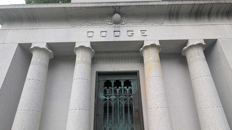 Sprednji del mavzoleja Dodge na pokopališču Woodlawn v Detroitu