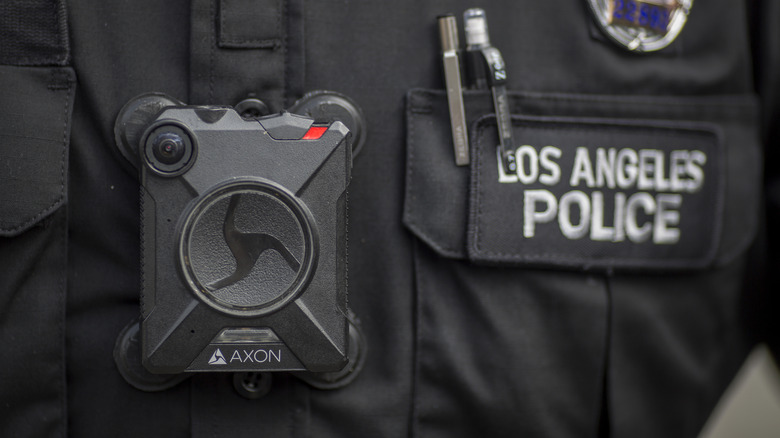 Bližnji posnetek telesne kamere Axon, ki jo nosi losangeleški policist