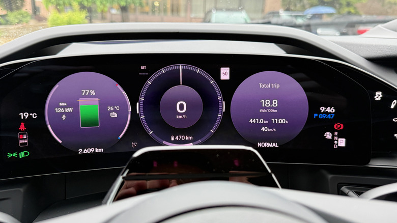 Instrumentni zaslon Porsche Cayenne Electric prikazuje 18,8 kWh/100 km.