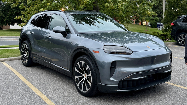 Pogled od spredaj 3/4 na Porsche Cayenne Electric.