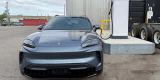 Preizkusil sem 400-kW polnjenje novega Porsche Cayenna EV in tudi brez doseganja vrhunca je hitro kot hudič