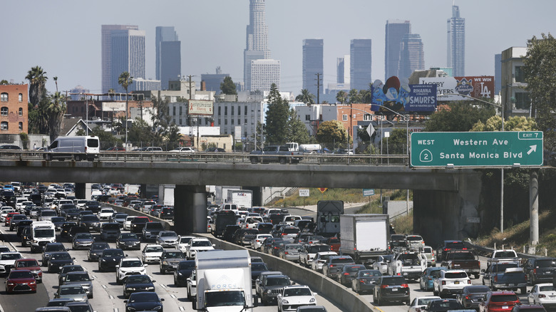 LOS ANGELES, KALIFORNIJA – 3. JULIJ: Motoristi se vozijo po avtocesti 101 pred praznikom 4. julija 3. julija 2025 v Los Angelesu v Kaliforniji. AAA Travel napoveduje rekordno število približno 72,2 milijona ljudi po vsej državi, ki bodo čez počitnice potovali vsaj 50 milj od doma. (Fotografija Mario Tama/Getty Images)