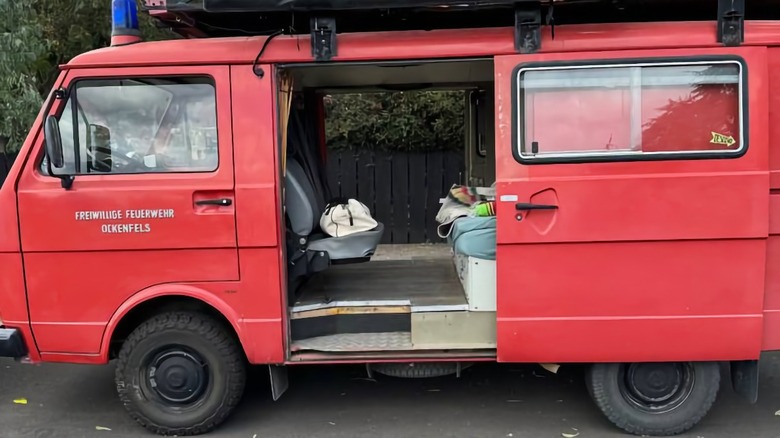 Odprta slika stranskih vrat avtodoma Volkswagen LT35 iz leta 1989