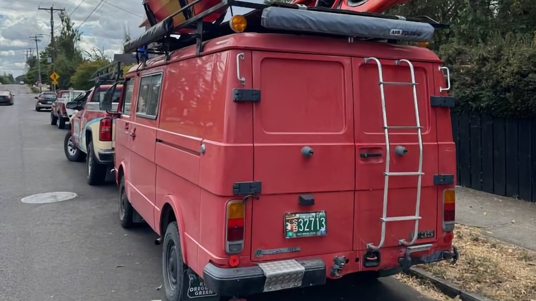 Tričetrtinska slika zadnjega dela avtodoma Volkswagen LT35 iz leta 1989