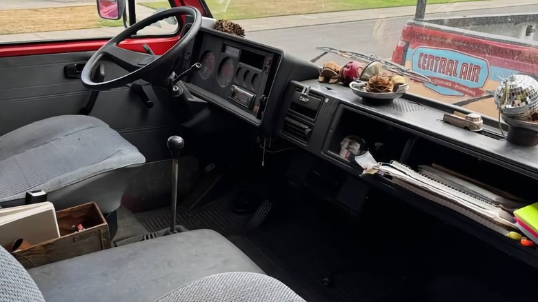 Slika armaturne plošče avtodoma Volkswagen LT35 iz leta 1989