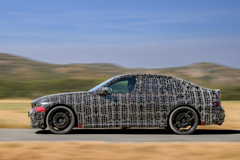 Pogled od strani kamufliranega prototipa BMW M350