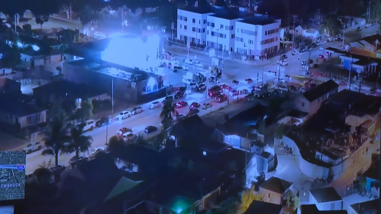 Posnetek zaslona posnetka Fox 11, ki snema posnetke policije LAPD v živo nad prevzemom zbirališča.