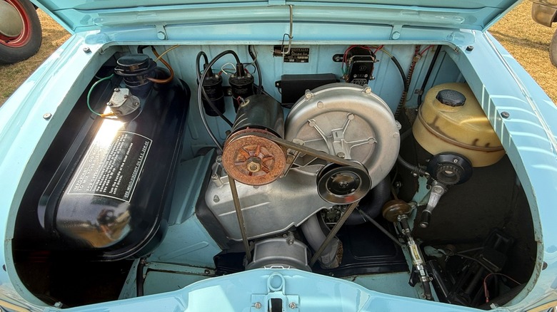 Dvotaktni dvovaljni 394 cc motor Vespe 400 iz leta 1960, prikazan skozi odprt prtljažnik.
