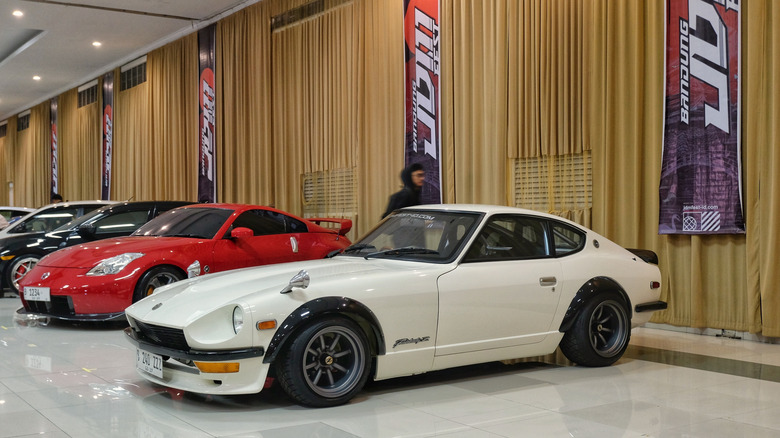 Bandung, Indonezija, 19. julij 2025 spremenjeni beli Nissan Fairlady Z ali Datsun 240Z S30 na ogled na JDM Fest 2025