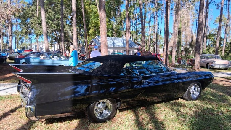 Prilagojena slika Pontiaca Grand Prix iz leta 1967 na sovoznikovi strani, ki prikazuje zadnje plavuti Caddyja