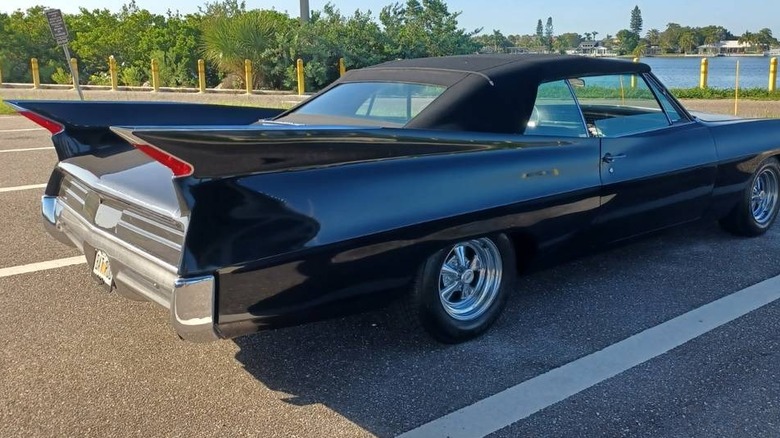 Slika podrobnosti zadnje repne plavuti Pontiac Grand Prix iz leta 1967 po meri