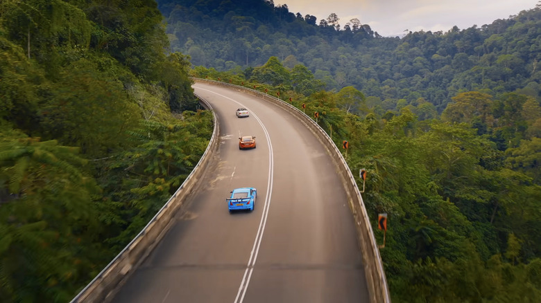 Posnetek zaslona iz The Grand Tour treh poceni športnih avtomobilov, ki se vozijo po Maleziji.