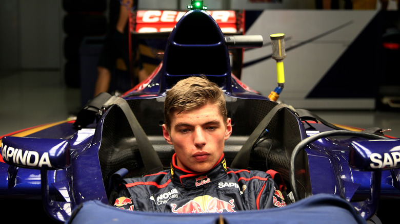 Max Verstappen iz Nizozemske in ekipe Scuderia Toro Rosso se udeleži montaže sedežev pred dirko za VN Formule 1 na Japonskem na dirkališču Suzuka Circuit 2. oktobra 2014 v Suzuki na Japonskem.