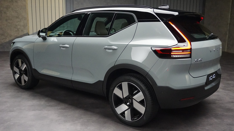 2028 Volvo XC40 pogled od zadaj 3/4