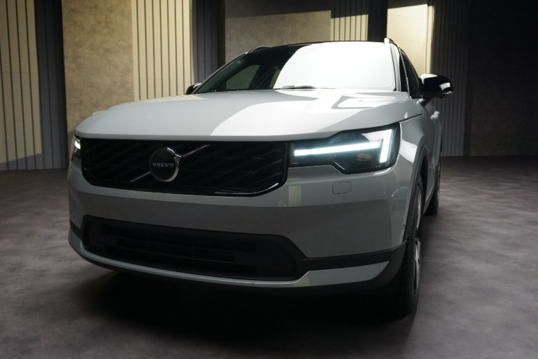2028 Volvo XC40 pogled spredaj 3/4