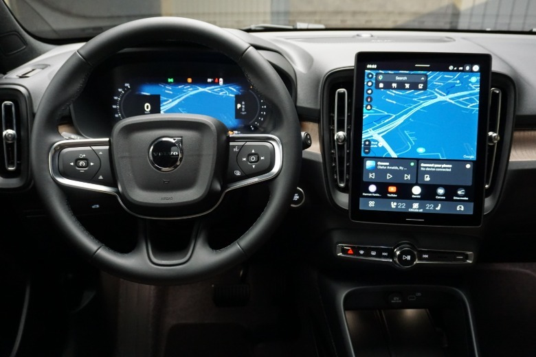 2028 Volvo XC40 armaturna plošča