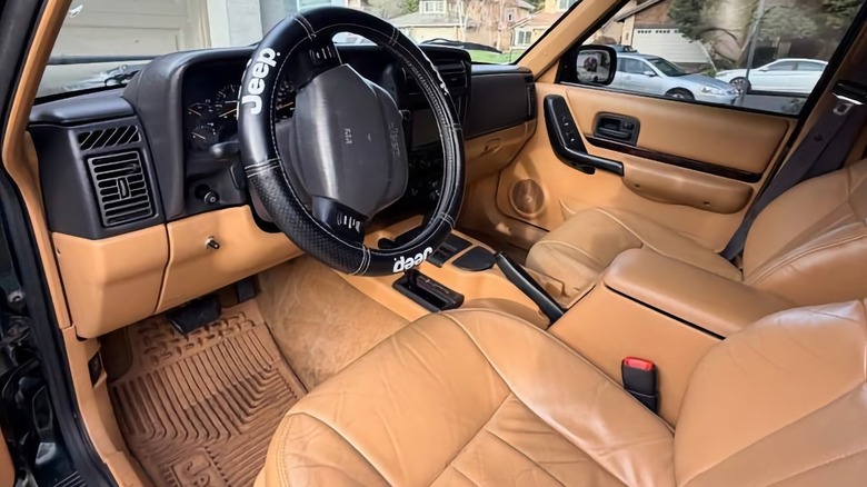 Slika armaturne plošče in volana Jeep Cherokee Up-Country iz leta 1997