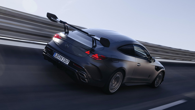 Pogled od zadaj 3/4 Mercedes-AMG CLE 646 Spezialanfertigung